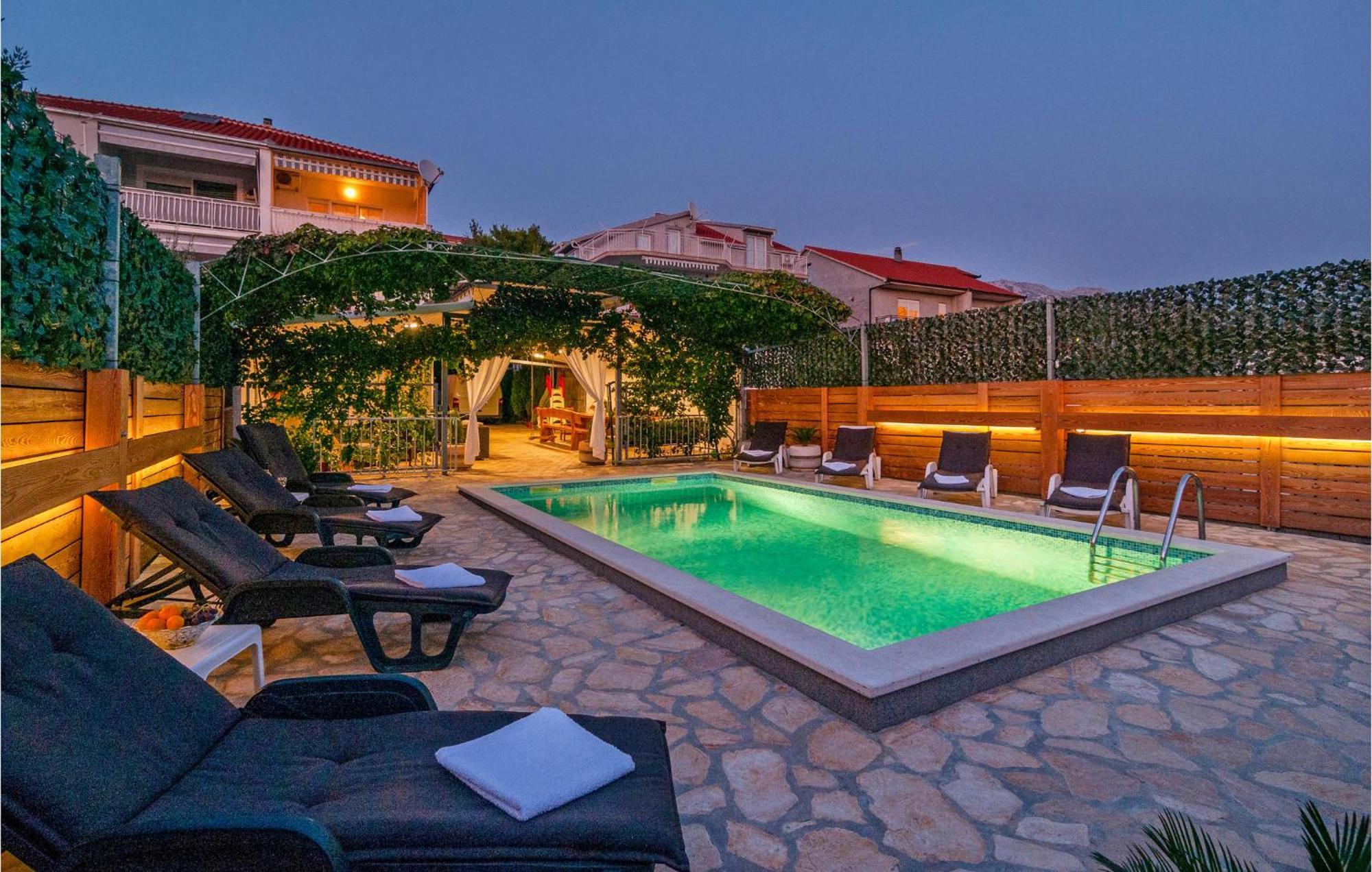 Cozy In With Outdoor Swimming Pool Zrnovnica